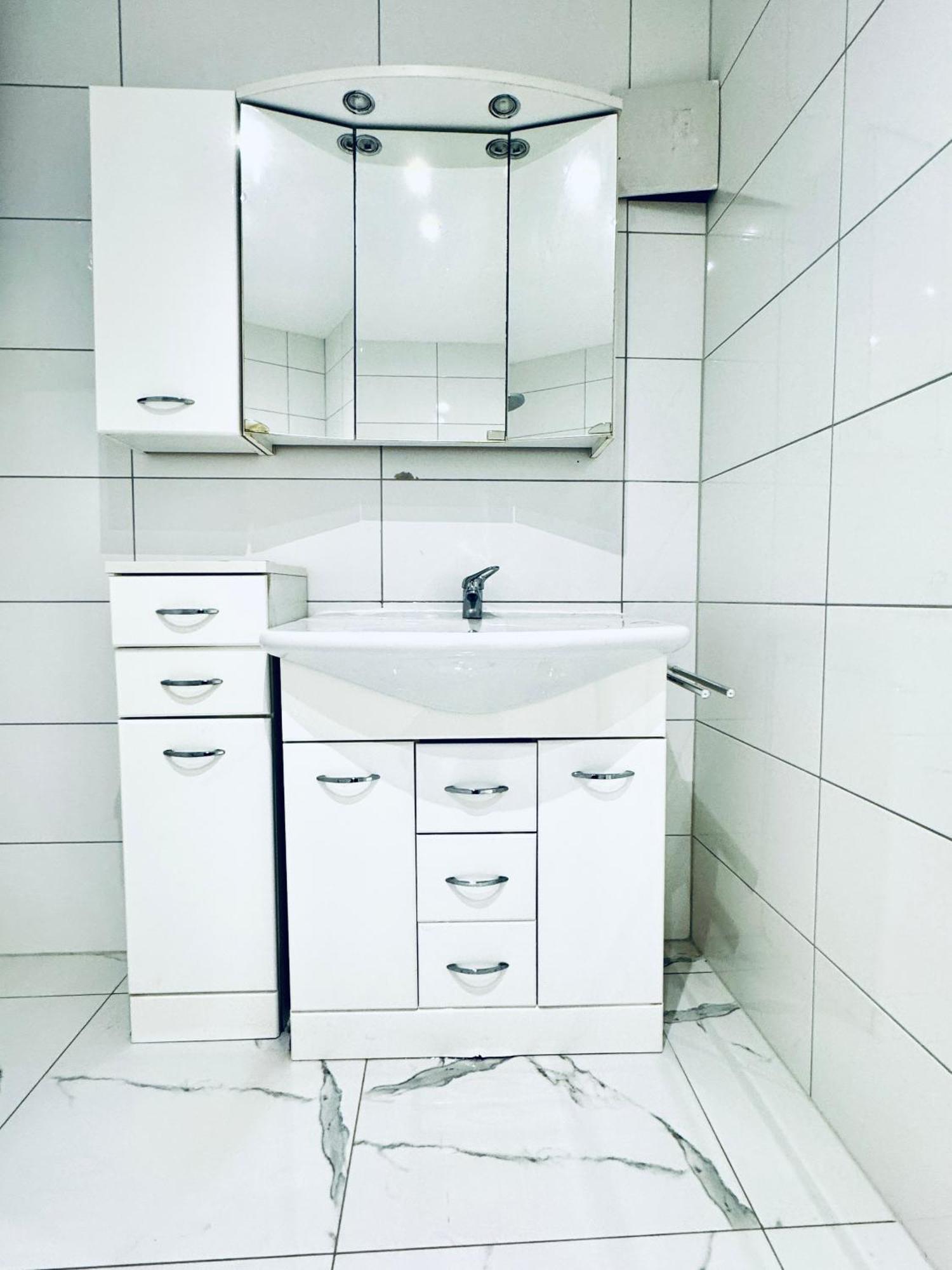 Comfy & Cozy 4br Shared Next To Kaufpark Alterlaa Wien