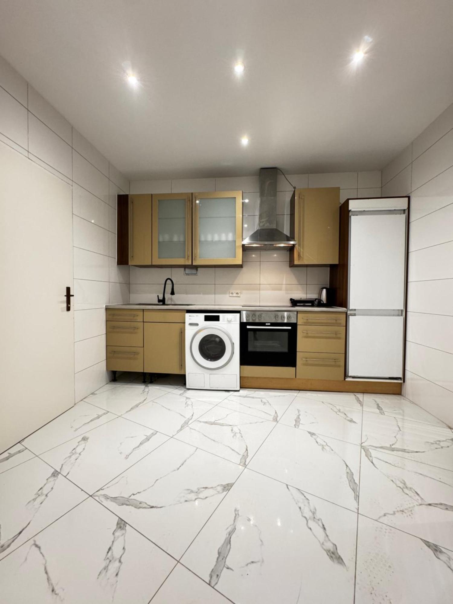Comfy & Cozy 4br Shared Next To Kaufpark Alterlaa Apartment