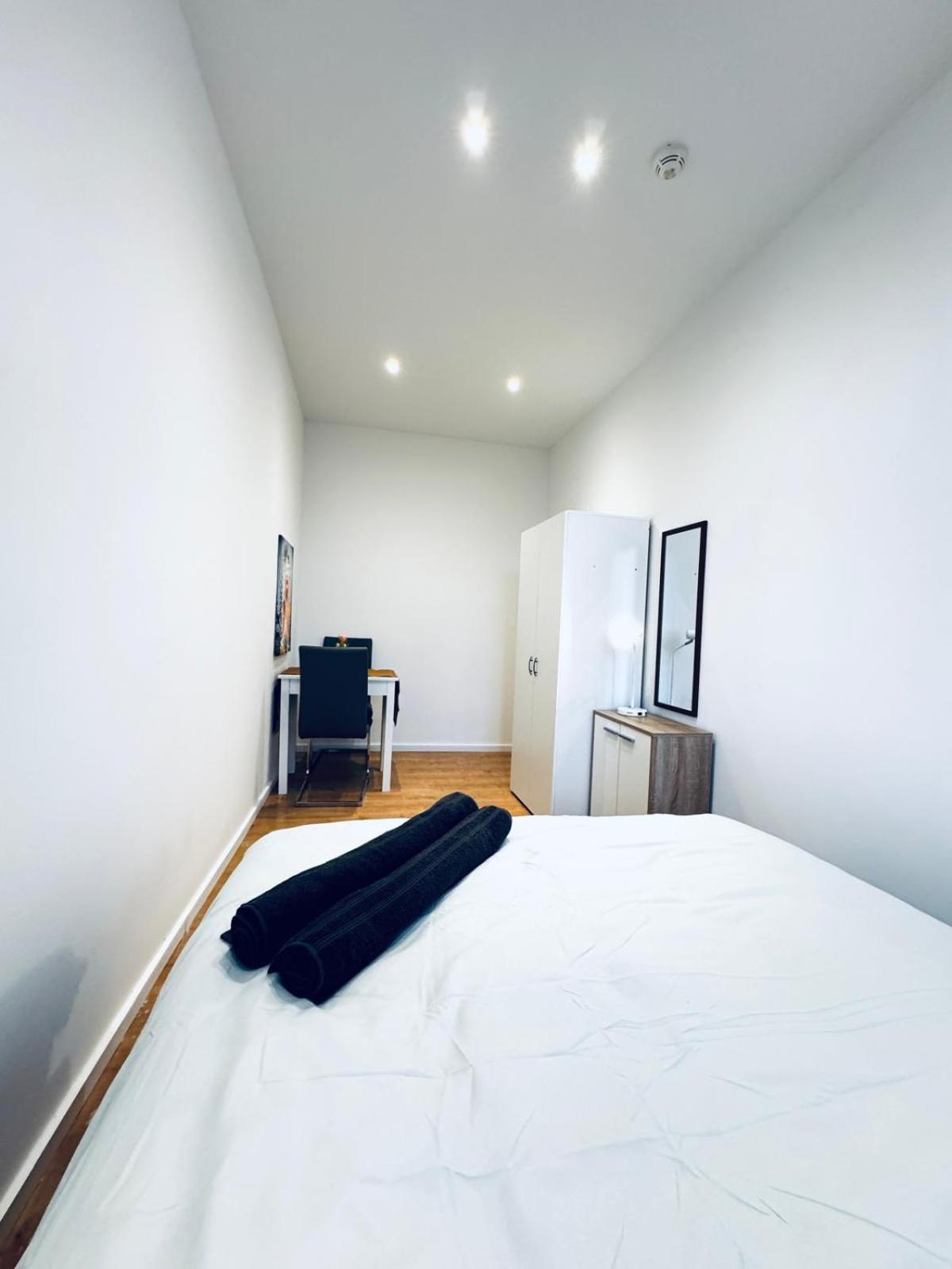 Comfy & Cozy 4br Shared Next To Kaufpark Alterlaa Apartment